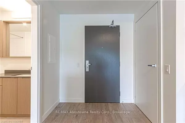 Oakville, ON L6L 3C1,133 Bronte RD #B0102