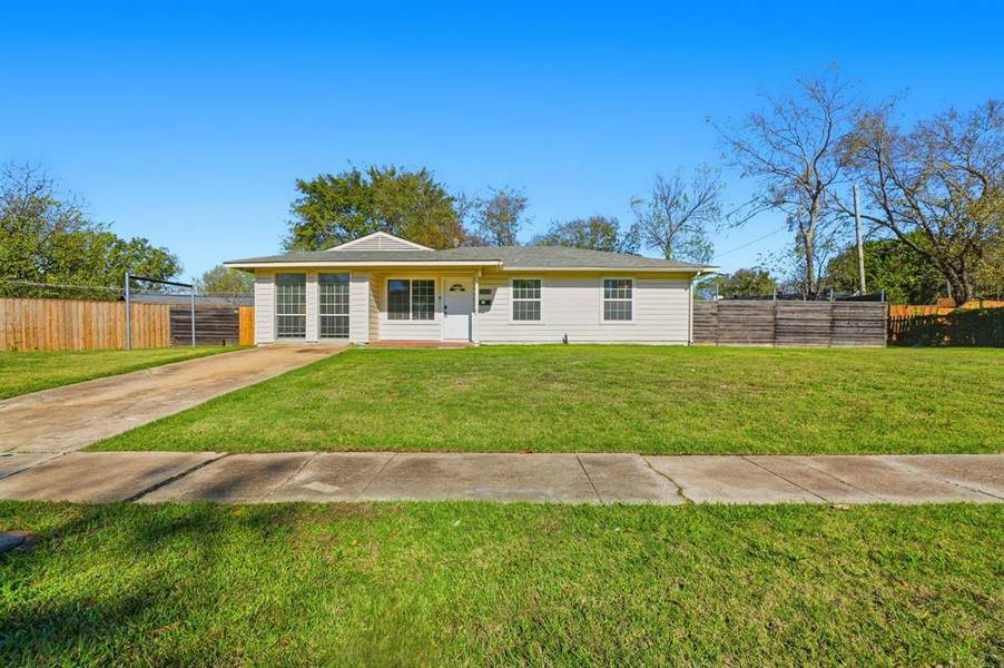 1013 Casa Drive, Mesquite, TX 75149