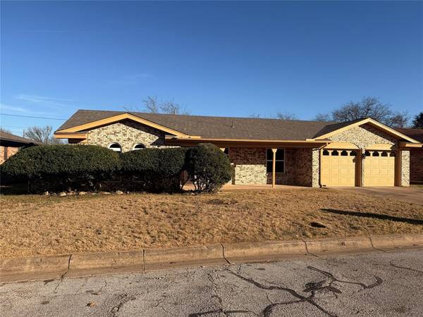 7605 Pinehurst Drive W, Fort Worth, TX 76134