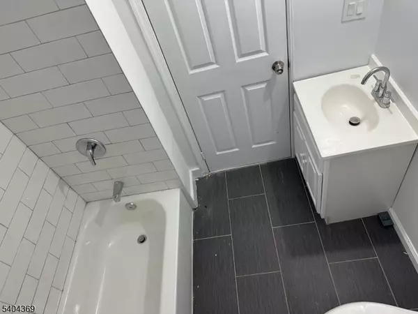 Newark City, NJ 07103,247 S 8Th St #1