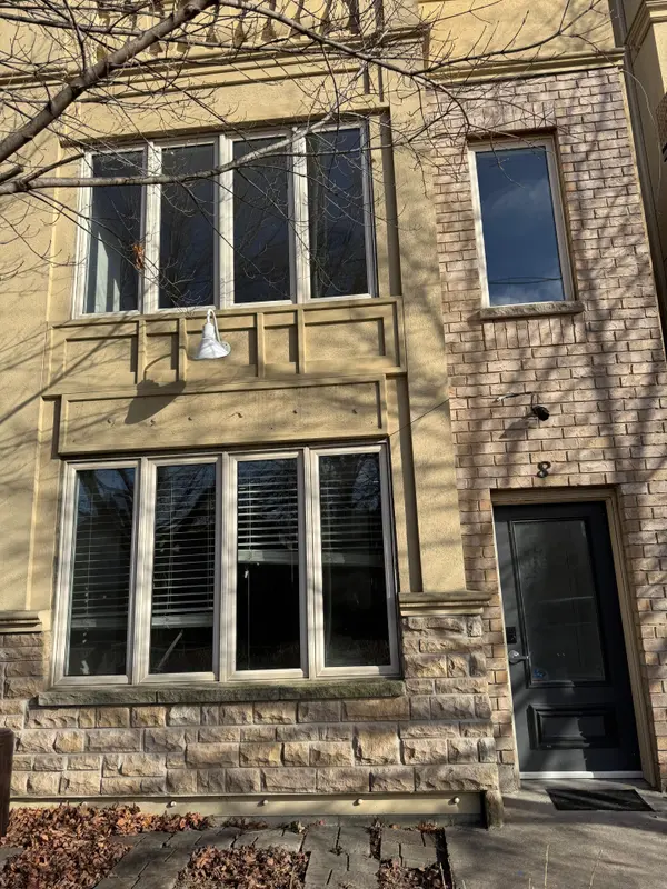 Pickering, ON L1W 0A2,1250 St. Martins DR E #8