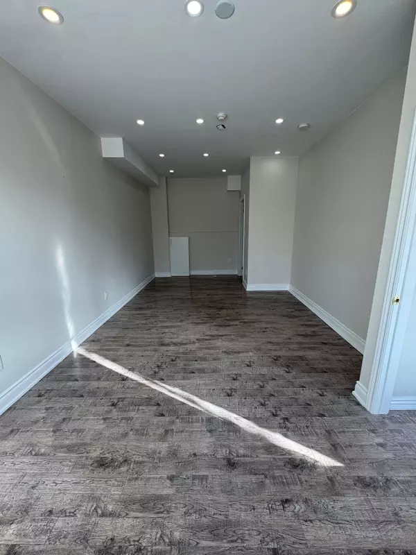 Pickering, ON L1W 0A2,1250 St. Martins DR E #8