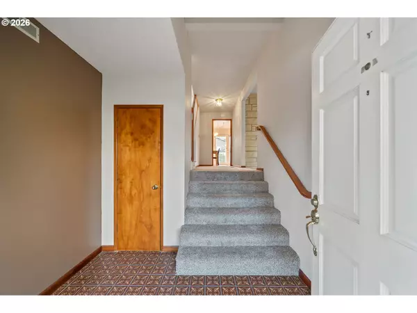 Gladstone, OR 97027,16615 CHURCHILL DR