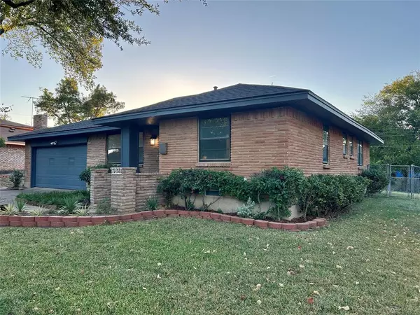 6927 Clearglen Drive,  Dallas,  TX 75232