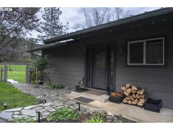 215 KENNADAY LN, Idleyld Park, OR 97447