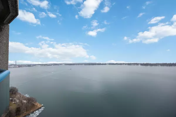 Toronto C01, ON M5J 2H2,99 Harbour SQ #3108