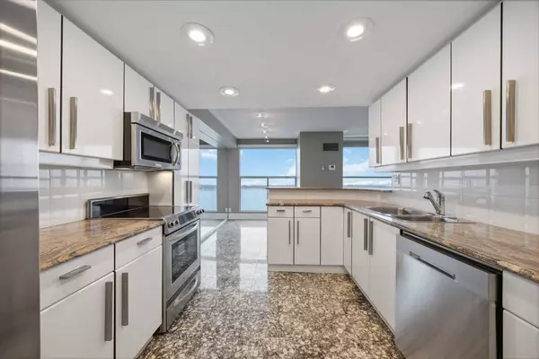 Toronto C01, ON M5J 2H2,99 Harbour SQ #3108