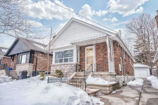 18 Roblin AVE, Toronto E03, ON M4C 3P8