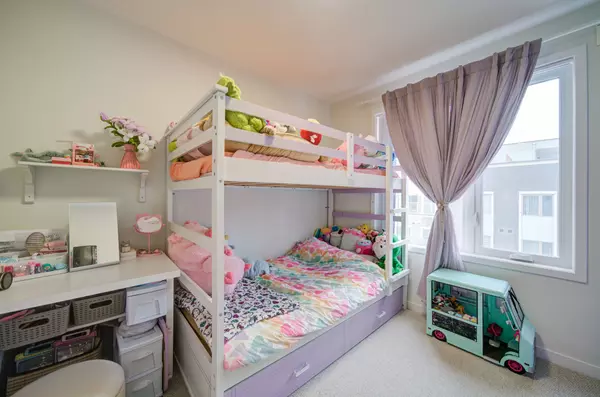 Vaughan, ON L4K 0N7,131 Honeycrisp CRES #TH210