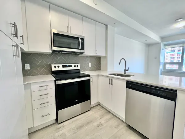 Oakville, ON L6H 7C2,3200 William Coltson AVE #305