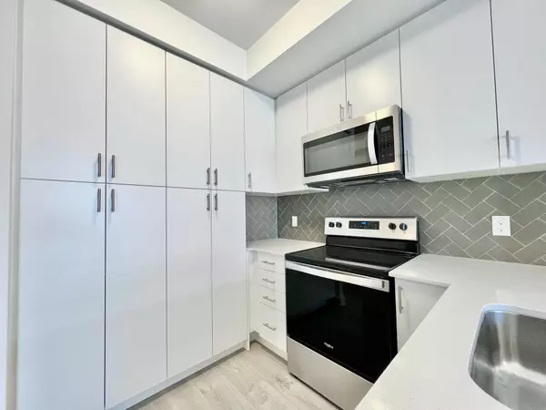 Oakville, ON L6H 7C2,3200 William Coltson AVE #305