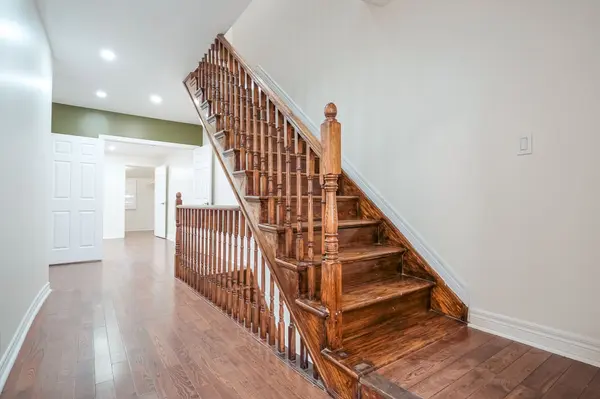 Toronto W02, ON M6H 3M7,81 Pauline AVE