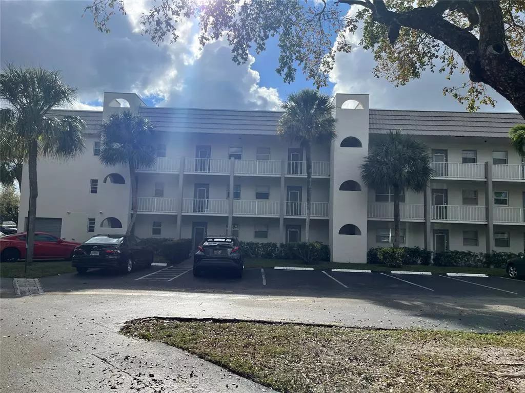 Sunrise, FL 33322,8100 Sunrise Lakes Blvd #307