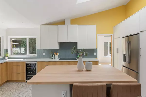 Saanich, BC V8N 1Y1,2693 MacDonald Dr E