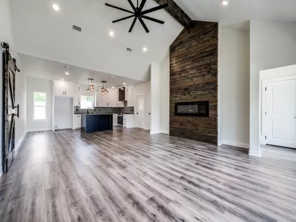 Decatur, TX 76234,204 W Collins