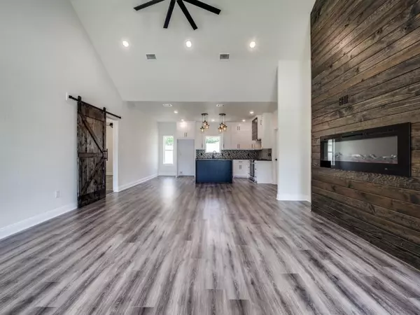 Decatur, TX 76234,204 W Collins