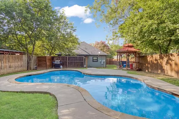 408 W Day Street, Denison, TX 75020