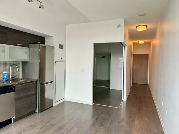 Toronto C01, ON M6J 0C7,36 Lisgar ST #606