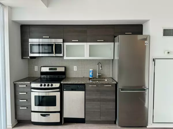 Toronto C01, ON M6J 0C7,36 Lisgar ST #606