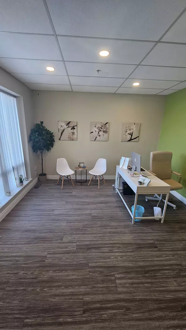 Barrie, ON L4M 5A5,18 Alliance BLVD #19