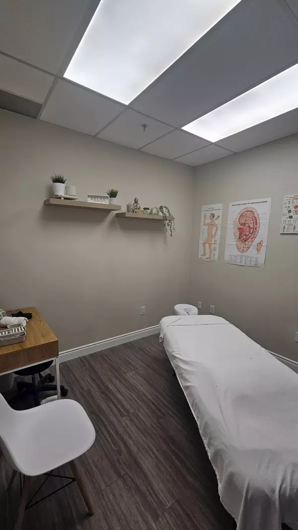 Barrie, ON L4M 5A5,18 Alliance BLVD #19