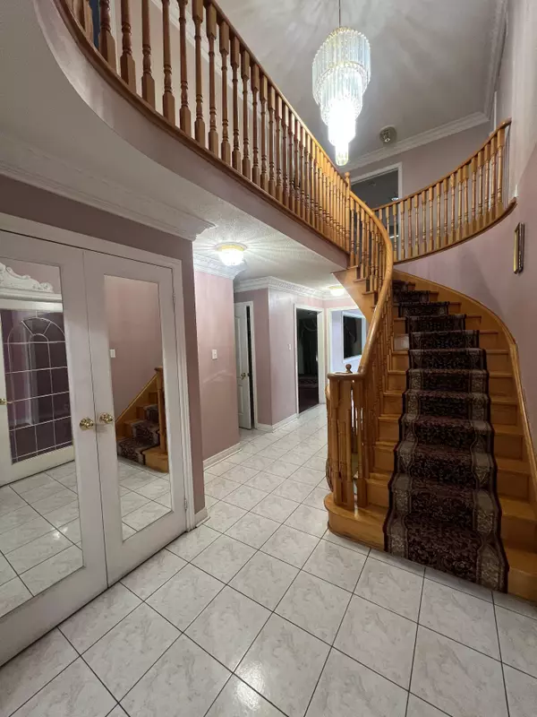 32 Mapleview AVE, Brampton, ON L6R 1M2