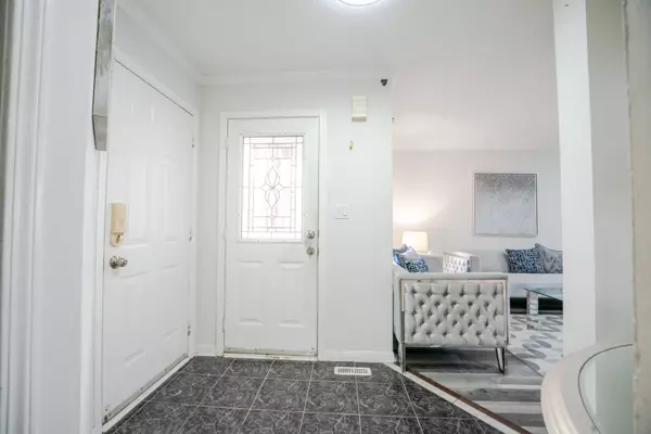 Brampton, ON L6R 2L3,7 Mount Fuji CRES