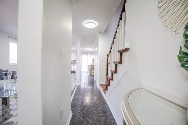 Brampton, ON L6R 2L3,7 Mount Fuji CRES