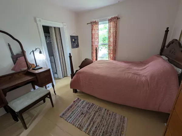 Peterborough, ON K9H 3X2,629 Aylmer ST N