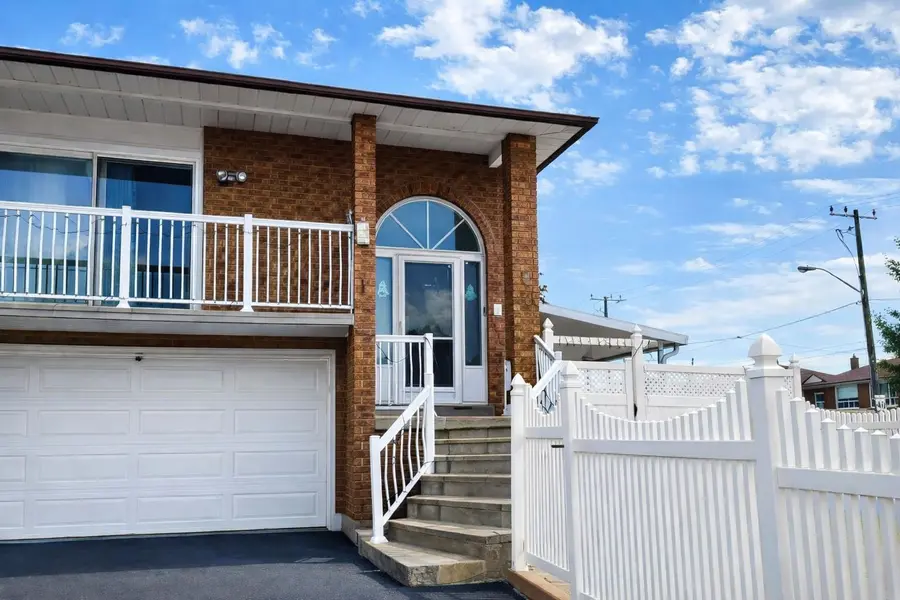 2 Clubhouse CT, Toronto W05, ON M3L 2K5