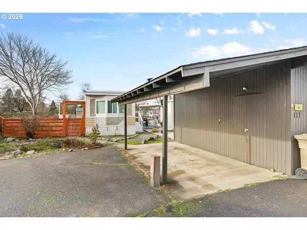 Grants Pass, OR 97526,111 BRIARWOOD WAY