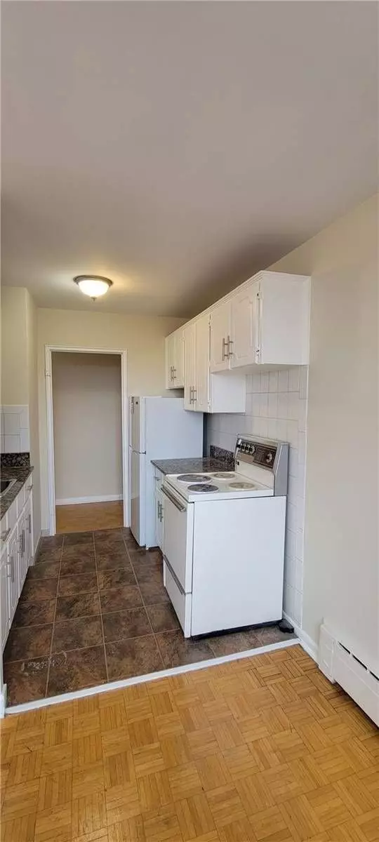 Toronto W04, ON M6M 4P1,101 BROOKHAVEN DR #302