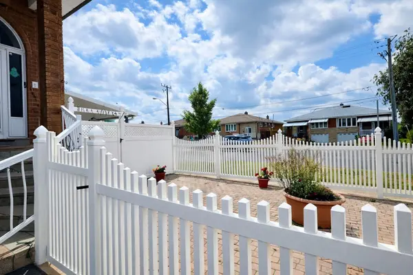 Toronto W05, ON M3L 2K5,2 Clubhouse CT