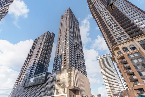 395 Square One DR #1412, Mississauga, ON L5B 0P6