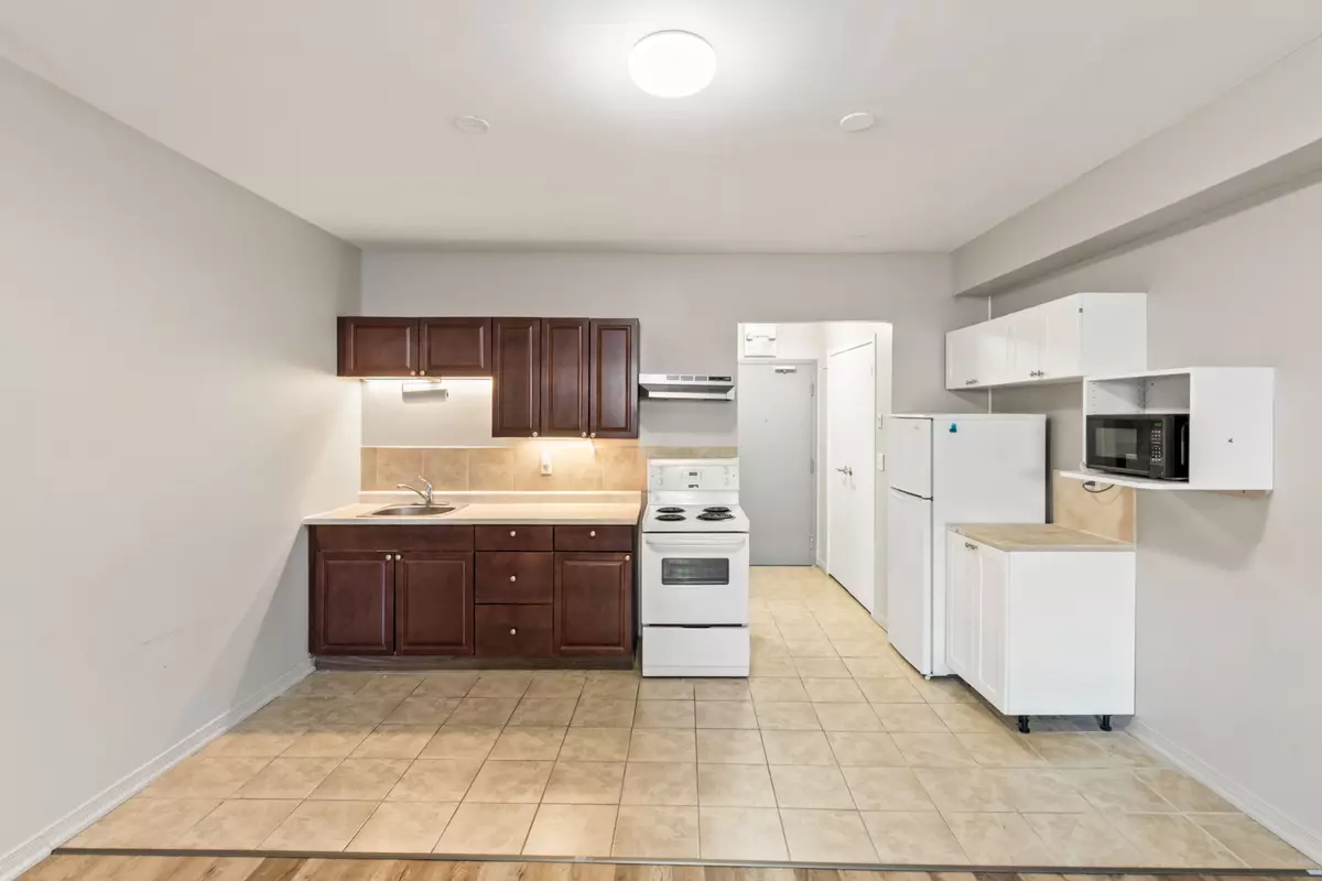 Cobourg, ON K9A 3R1,264 Division ST #10