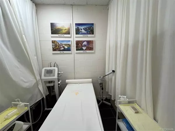 Victoria, BC V8X 5G1,2639 QUADRA St #A