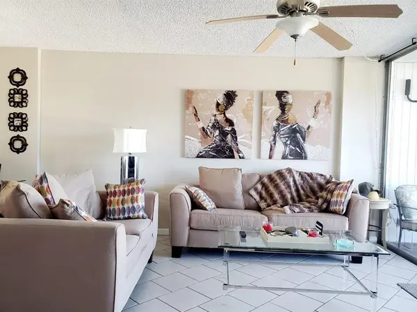 Oakland Park, FL 33309,120 Royal Park Dr #B4