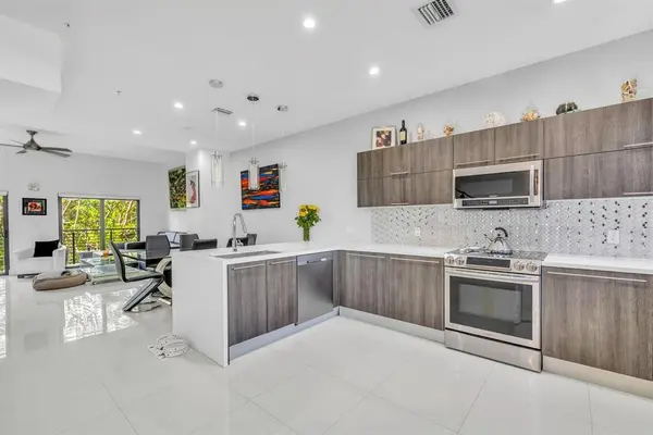 Pompano Beach, FL 33060,462 SE 1st Cir