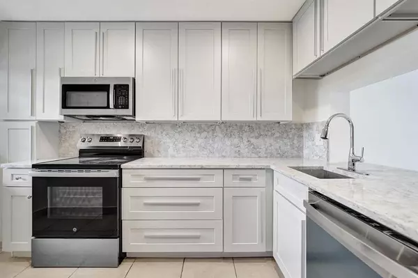 Davie, FL 33324,9430 Poinciana Pl #415