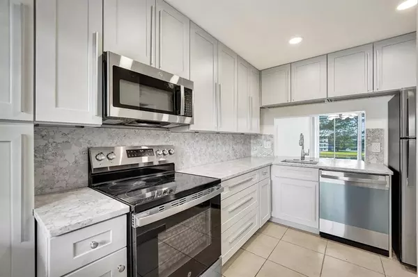 Davie, FL 33324,9430 Poinciana Pl #415