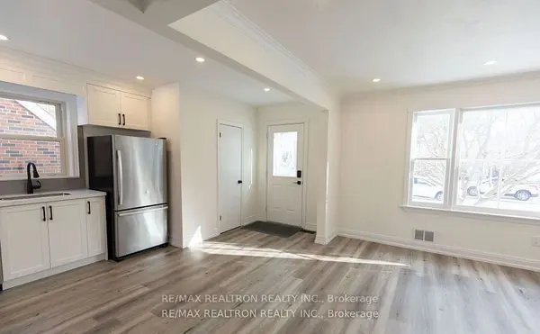 Richmond Hill, ON L4C 1Z3,112 Lawrence AVE #Main and Upper