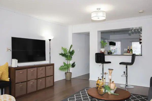 Mississauga, ON L5M 0P7,3200 Bentley DR #9