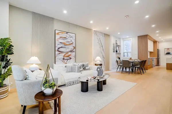 Toronto W01, ON M6R 1X5,2179 Dundas ST W