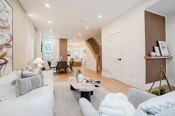 Toronto W01, ON M6R 1X5,2179 Dundas ST W