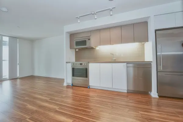 Toronto C01, ON M5V 0J9,85 Queens Wharf RD #710