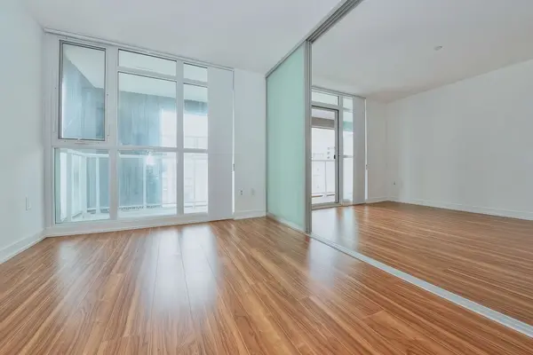 Toronto C01, ON M5V 0J9,85 Queens Wharf RD #710