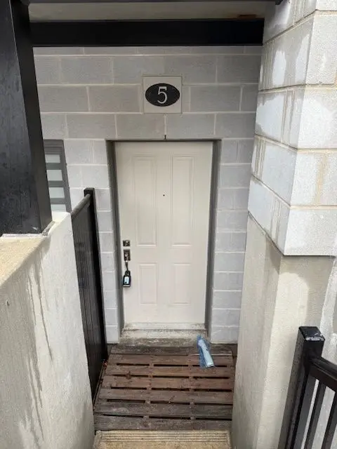 Cambridge, ON N1R 0E2,25 Isherwood AVE #5