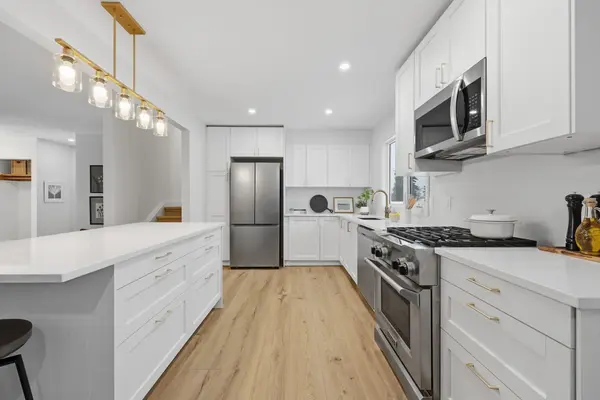 Calgary, AB T2H 0V5,143 Ferncliff CRES SE