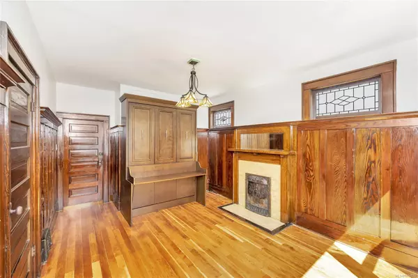 Victoria, BC V9A 3X7,808 Russell St