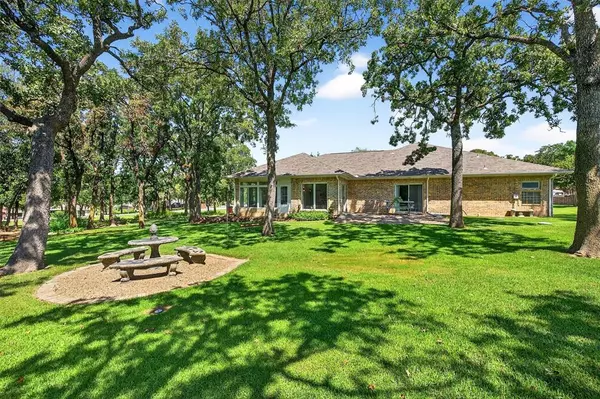 115 E Kiowa Drive, Gainesville, TX 76240